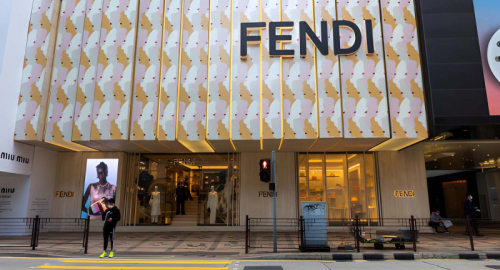 Moda autunno 2026: camoscio, T-bar e il nuovo corso Fendi